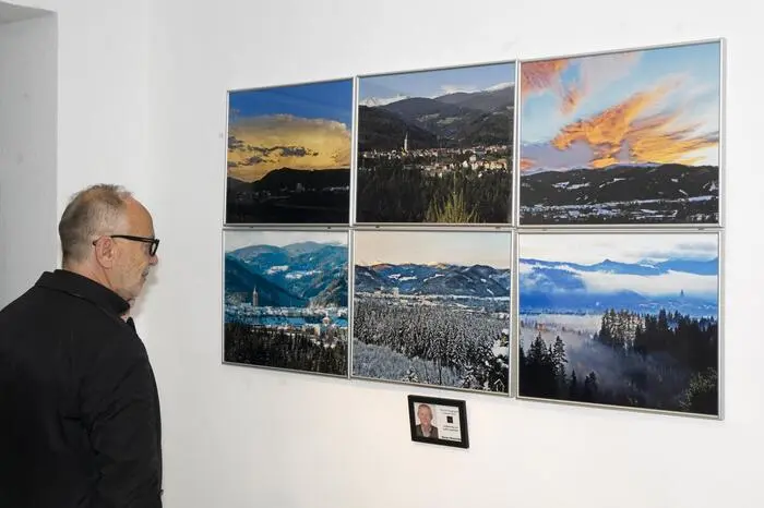 Organisator Walter Mietschke bedankte sich bei Heinz Mitteregger, Geschäftsführer des Stadtmarketings Judenburg, dass die Amateurfotografen immer Teil des Photomonats sein dürfen.