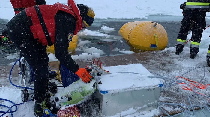 Feuerwehrtaucher hoben mit Ballonen den versunkenen Truck