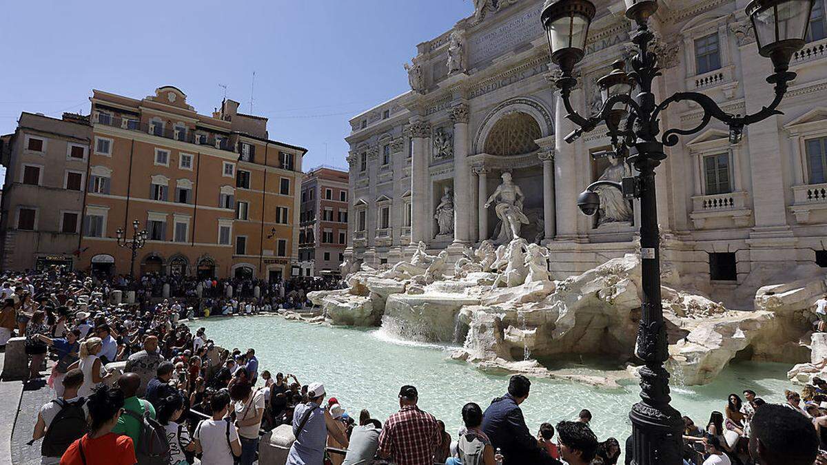 Der Trevi-Brunnen zählt mit dem Kolosseum und der Spanischen Treppe zu den Wahrzeichen der italienischen Hauptstadt 