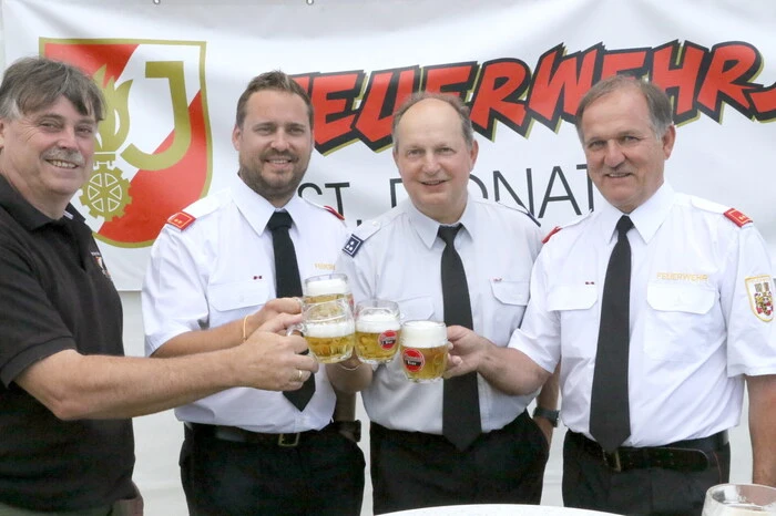 Beim Zeltfest gesichtet wurden unter anderen Feuerwehrkommandant Stefan Knappinger (2. von links) mit Stellvertreter Gerald Friesser (links), Kameradschaftsführer Franz Jauernegger (3. von links) sowie Ehren-Kommandant Manfred Elsbacher (rechts). 
