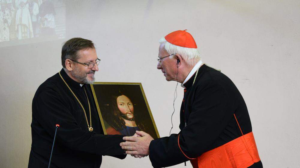 Erzbischof Franz Lackner überreicht Großerzbischof Swjatoslaw Schewtschuk eine Kopie des anonymen Christusbildes aus dem Salzburger Bischofshaus