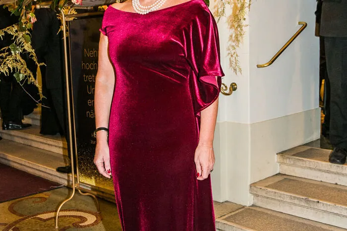 Sascha Gross-Jussel in einer weinroten Robe von ardea luh.