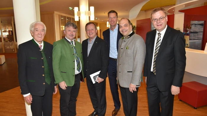 Zahlreiche Ehrengäste folgten am Freitag der Einladung von H2O-Boss Christian Rotter zur Eröffnung der umgebauten Therme in Sebersdorf. Darunter Steiermarktourismus-Chef Erich Neuhold (3. von links) und Bad Waltersdorfs Altbürgermeister Helmut Pichler (links).