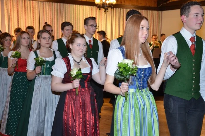 Nach Begrüßung und Eröffnungspolonaise wurde kräftig das Tanzbein geschwungen.