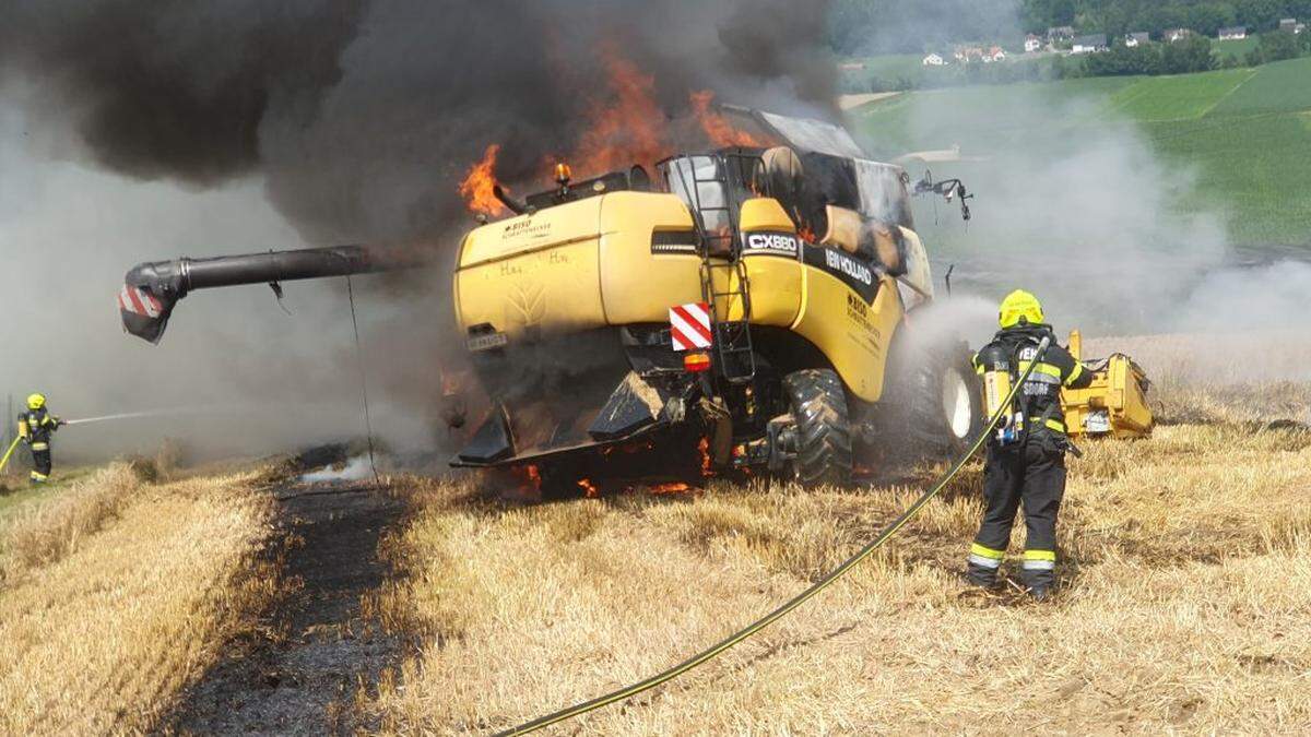 Mehrere Stunden kämpfen die Einsatzkräfte gegen das Feuer