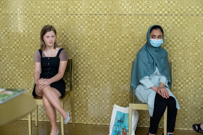 Die Models Helena Käfer und Fatema Hamidi bei der Präsentation
