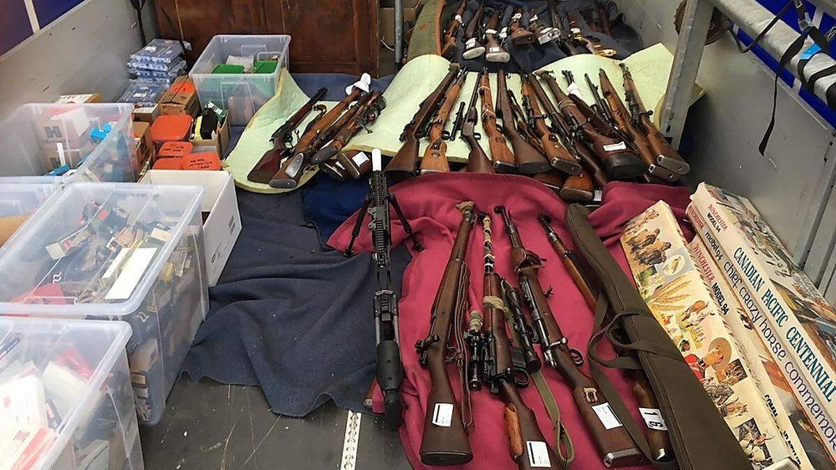 Die Polizei hat 2018 beim Verdächtigen ein Waffenarsenal beschlagnahmt