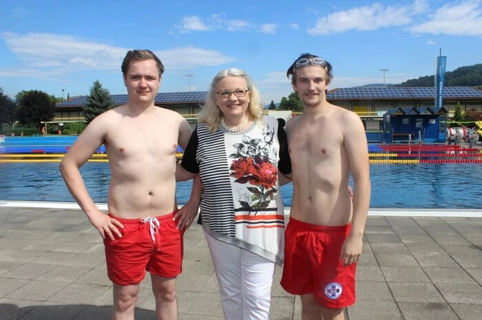 Für die kleinen Badegäste gab es ein Unterhaltungsprogramm im Rahmen der Raiffeisen Bädertour mit einem Bobby Boot Rennen, Water Roller und Freestyle Jumping vom 10m Turm.