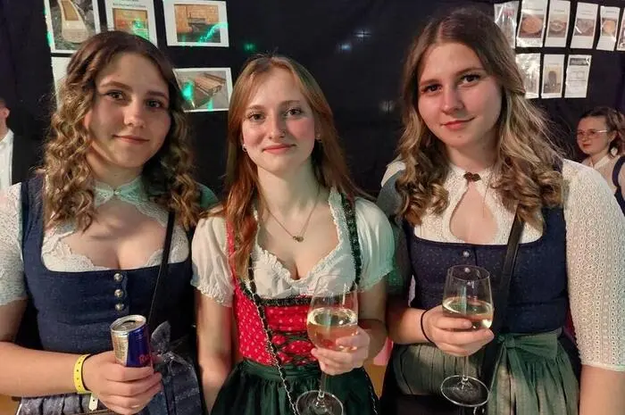 Neben den vielen Schülerinnen und Schülern der LFS Tamsweg und deren Verwandten und Freunden sind auch einige Absolventen gekommen. Sehr angetan von der Stimmung in der WM-Halle war Direktor Mathias Gappmaier. 
