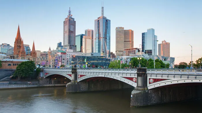 Melbourne ist die zweitgrößte Stadt Australiens und die Hauptstadt des Bundesstaates Victoria. Gegrüdet wurde die Stadt 1835. Die Metropolregion hat 4,7 Millionen Einwohner. Bildquelle: Wikpedia