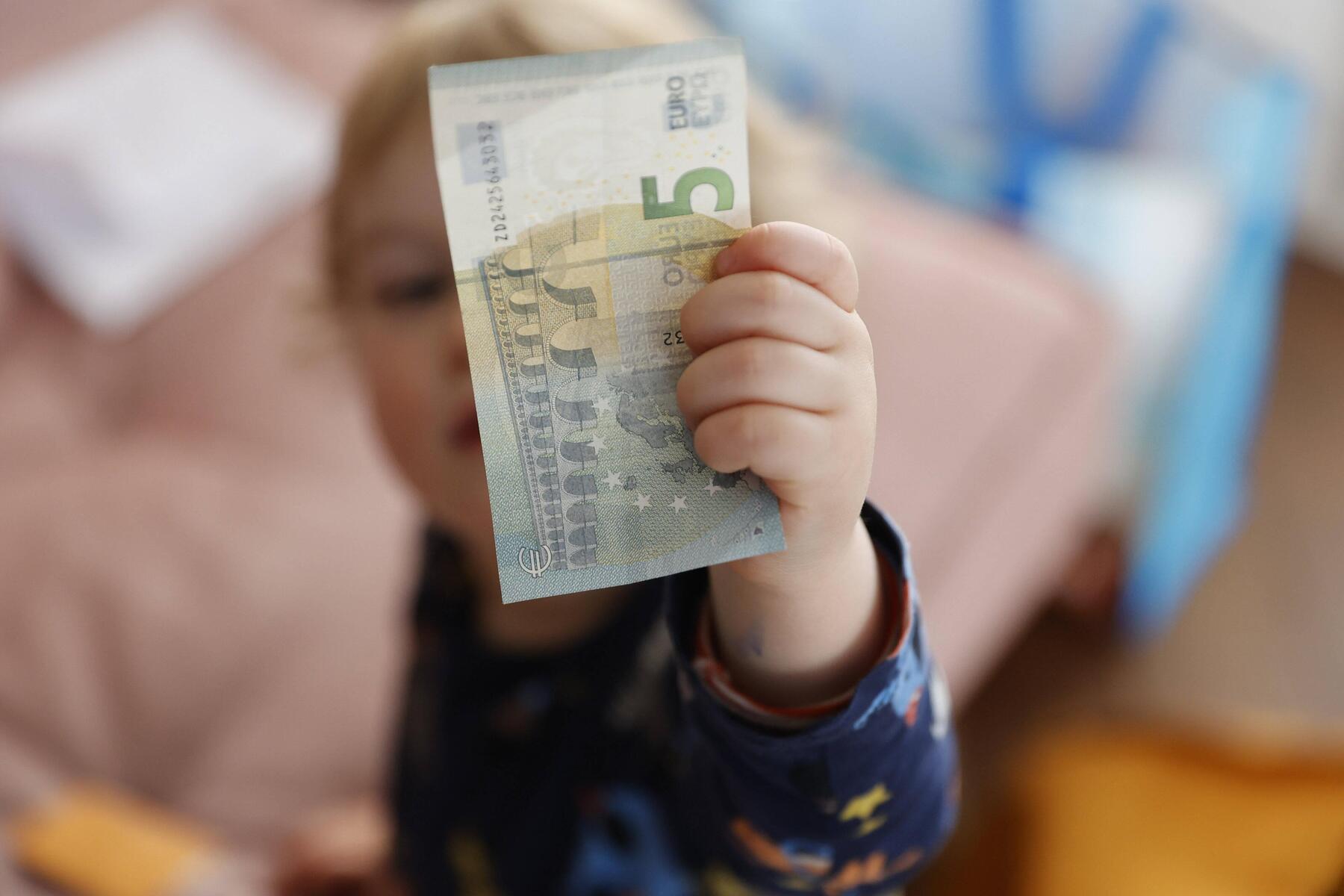 Kinderarmut: 48.000 Kinder besitzen keine zwei passenden Paar Schuhe