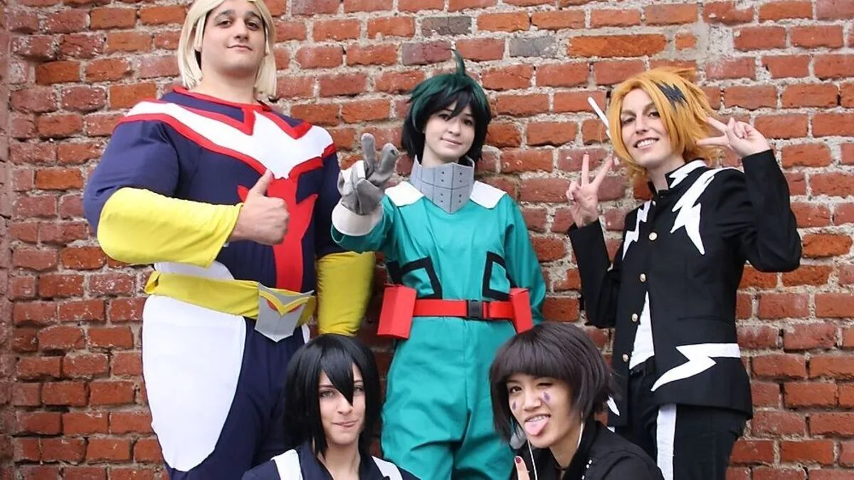 Ali (hinten links) mit Eva (unten rechts) und Freunden