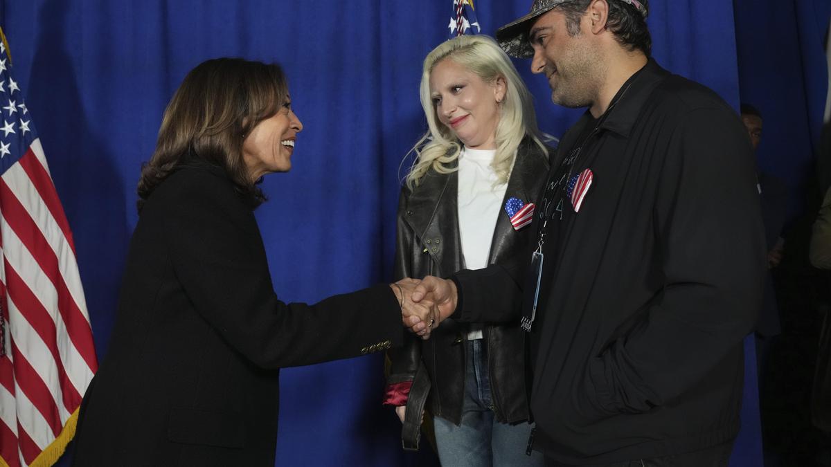 Kamala Harris mit Lady Gaga und ihrem Verlobten Michael Polansky bei der Abschlusskundgebung im Philadelphia Museum of Art