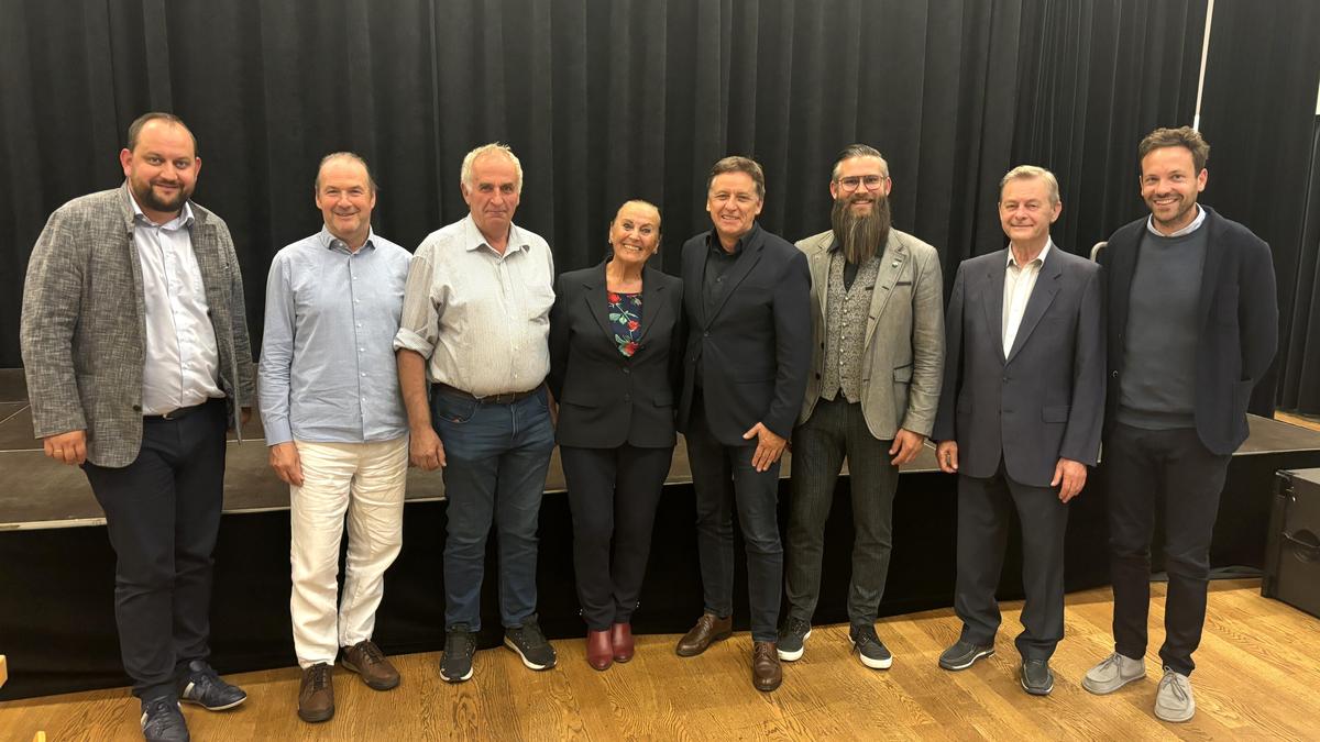 Bei der Podiumsdiskussion in Wildon erörterten BI-Obmann Gunnar Michelitsch (2. v.l.) und ProWildon-Gemeinderat Josef Hirschmann (2. v.r.) ihre Ansichten zum Südbahn-Ausbau. Mathias Mitteregger (r.) stellte das LEADER-Projekt „Zukunftsfeste Entwicklung von Raum und Mobilität in Wildon“ vor