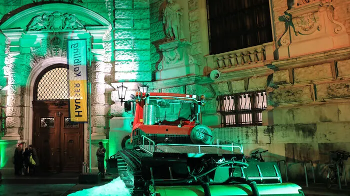 Der heurige "Special Partner" des Steirerballs, Haus im Ennstal, präsentierte sich bereits beim Eingang in die Wiener Hofburg stilgerecht mit einem Pistengerät und Schnee vom Hauser Kaibling. 