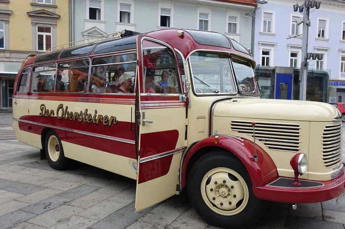 Stilvoll und historisch: Ein Oldtimer-Bus von Max Zottler aus Niklasdorf.