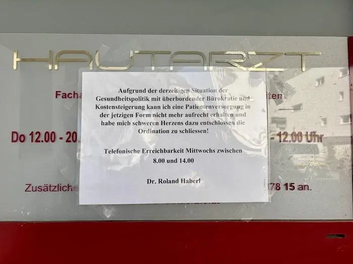 Mit diesem Aushang macht Haberl vergangenen Sommer auf seine Schließung aufmerksam