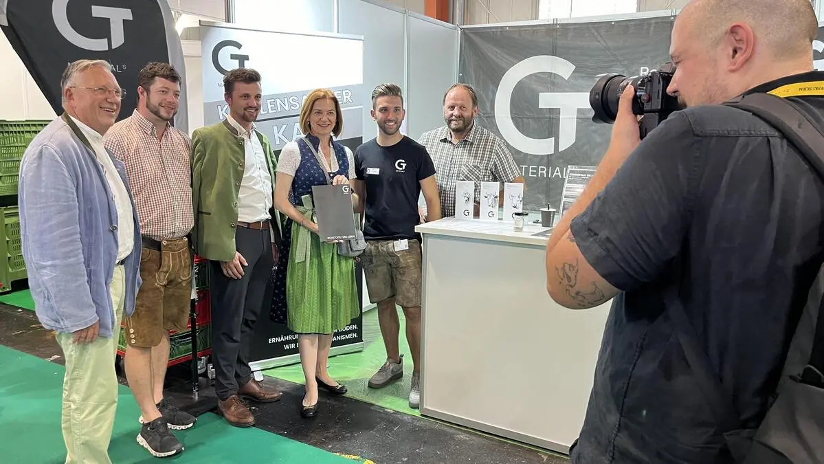 Ein Schnappschuss von der Agra 2024 mit Bad Radkersburgs Bürgermeister Karl Lautner (l.) und Landesrätin Simone Schmiedtbauer (3. v. r.)