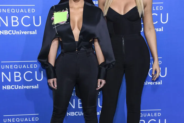 Tiefe Einblicke gewähren die Schwestern Khoé und Kim Kardashian. Dazu haben sie sich mit ihren engen Stretchanzügen top abgestimmt.