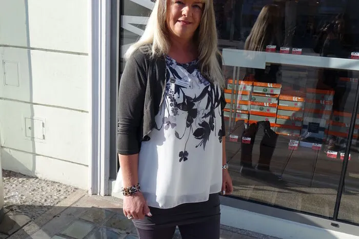 Laut Andrea Laimer aus Kammern gehöre ein schöner Schuh zu einem stylischen Outfit einfach dazu. Alles was glänzt, besonders metallic, sei zurzeit sehr in. Sie war ihr ganze Leben schon in der Modebranche tätig, und lege daher großen Wert auf ihr sportlich elegantes Auftreten.