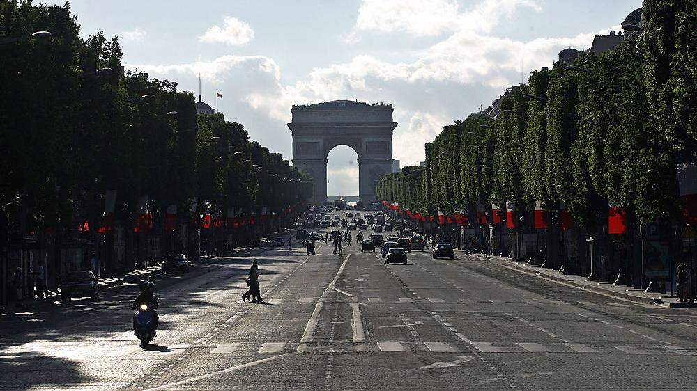 Die Champs-Elysees und der Triumphbogen 