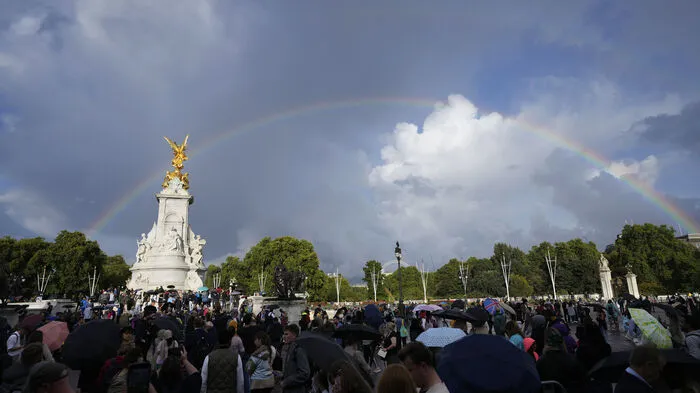 "Die Königin ist heute Nachmittag friedlich in Balmoral gestorben", hieß es in einer Erklärung des Buckingham Palastes. Staats- und Regierungschefs aus aller Welt kondolierten.