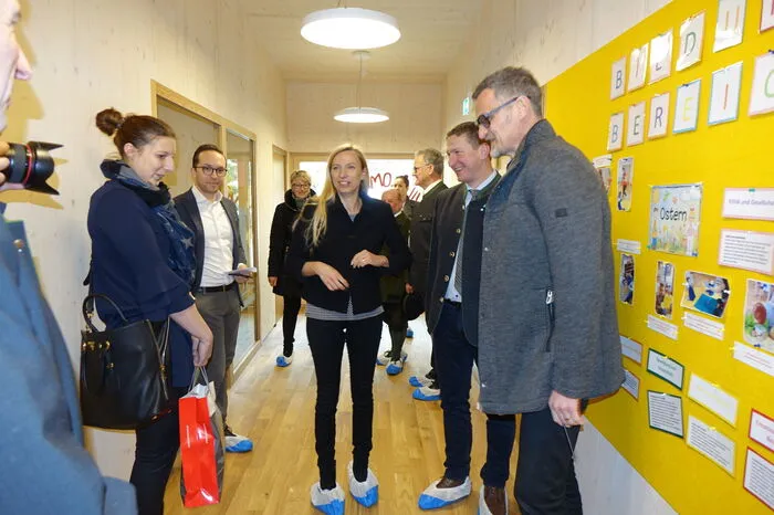 Familienministerin Juliane Bogner-Strauß bei der Besichtigung der Räumlichkeiten.