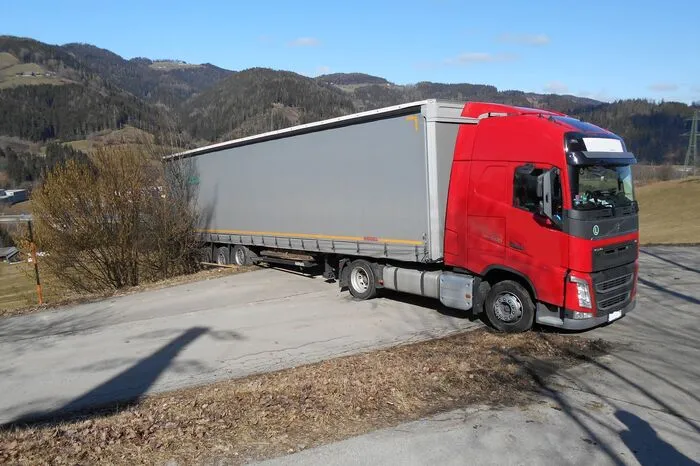 Wie ein hilfloser Wal liegt dieser Lkw in der Landschaft: Im März 2016 musste er von der Feuerwehr Kindberg befreit werden, weil das Navi seinen Lenker auf den Kronabichl "verführt" hat.