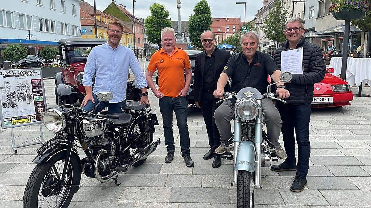 Knittelfelds Bürgermeister Harald Bergmann mit Werner Graf (2. von links) und Josef Kriebernegg (am Motorrad) vom Organisationsteam der Murtal Classic sowie den Touristikern Heinz Mitteregger (Mitte) und Michael Ranzmaier-Hausleitner (r.)