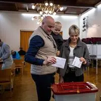 Ministerpräsident Andris Kulbergs mit Frau und Kindern bei der Stimmabgabe