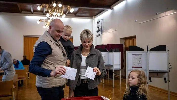 Ministerpräsident Andris Kulbergs mit Frau und Kindern bei der Stimmabgabe