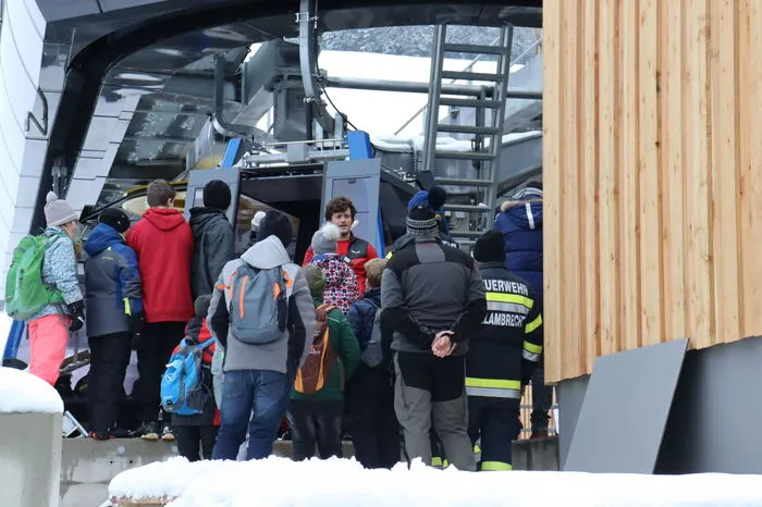 Einstieg Gondel mit Gebietsleiter Legat: Die zu bergenden Personen besteigen die Gondel, Gebietsleiter Christian Legat gibt noch eine kurze Unterweisung.