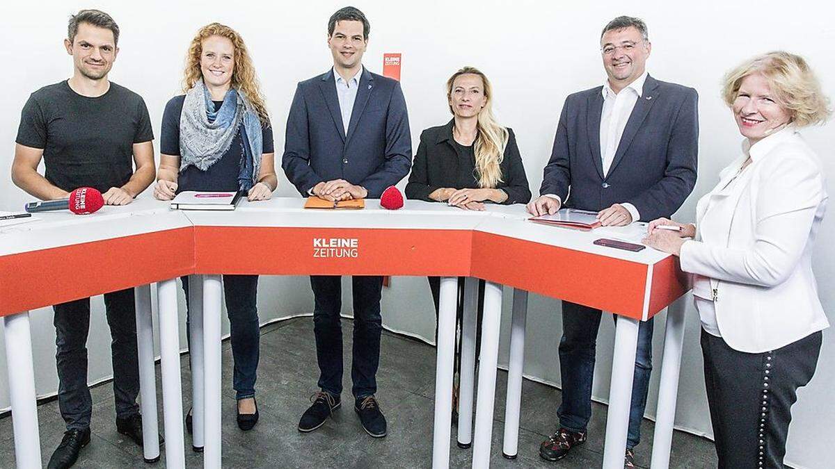 Jakob Schwarz (Grüne), Fiona Fiedler (Neos), Hannes Amesbauer (FPÖ), Juliane Bogner-Strauss (ÖVP) und Jörg Leichtfried (SPÖ) mit Claudia Gigler im TV-Studio der Kleinen Zeitung