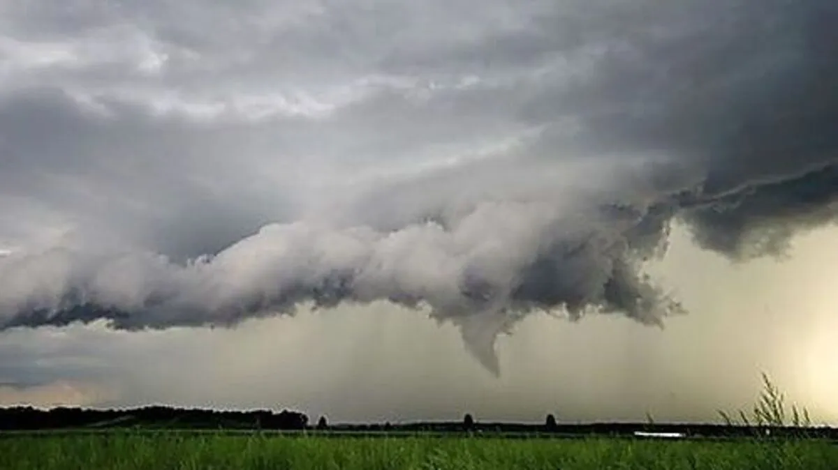 Südlich von Graz wurden gestern Hundete Fotos von einer Wolke geknipst, die einer Trichterwolke ähnlich sieht