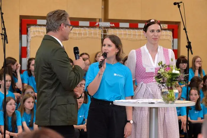 Kulinarisch wurden die Gäste in der Schulküche verwöhnt, Koch und Unternehmer Norbert Wachter zauberte gemeinsam mit Schülern und Lehrern „Gerichte mit Geschichte“.