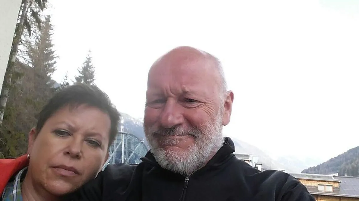 Grazer sitzen in St. Anton fest