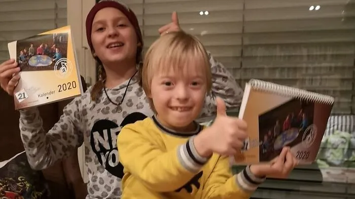 Alma und Valentin de Piero finden den Kalender super