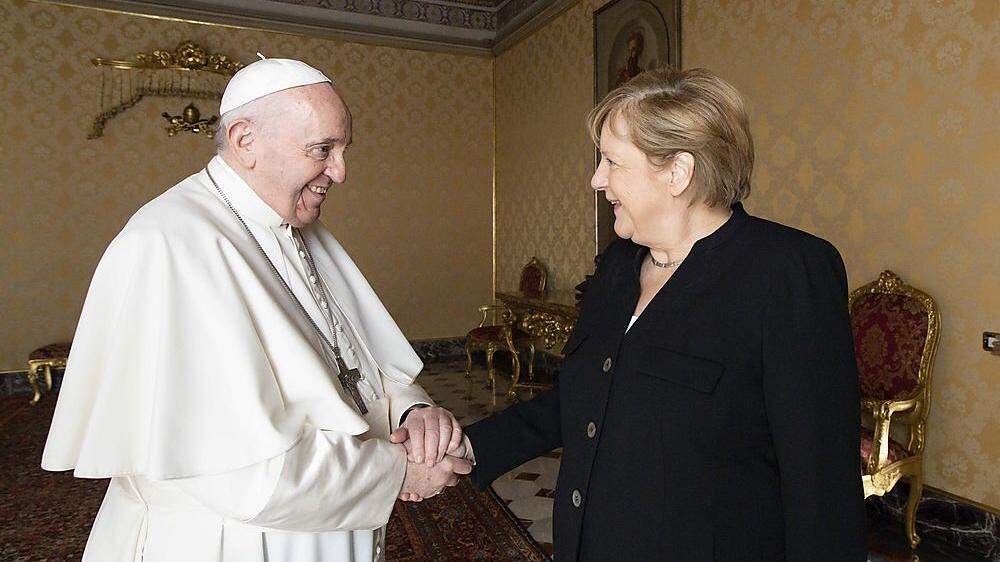 Merkel berichtete, dass sie mit Franziskus in der rund einstündigen Unterredung über den Klimawandel und auch Herausforderungen der Kirche gesprochen habe