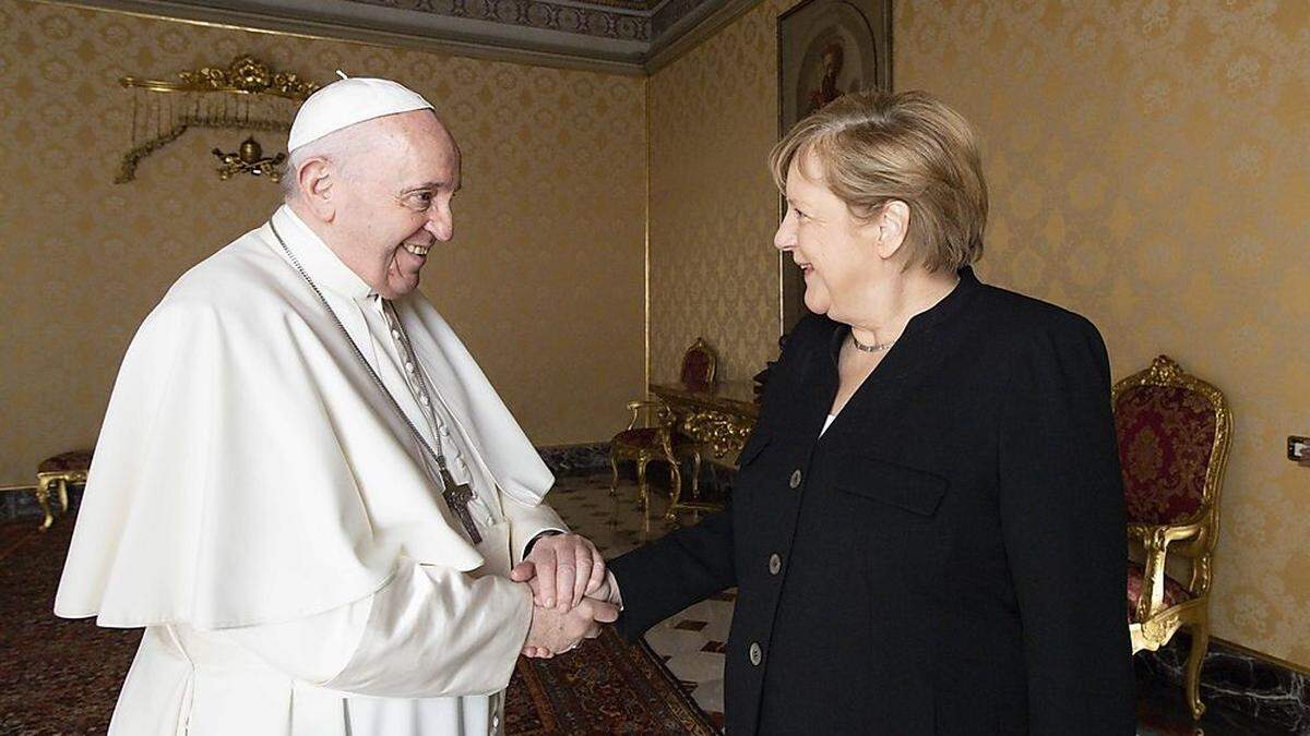 Merkel berichtete, dass sie mit Franziskus in der rund einstündigen Unterredung über den Klimawandel und auch Herausforderungen der Kirche gesprochen habe