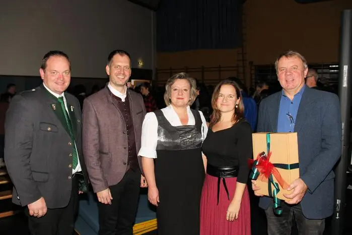 Nach der Begrüßung durch Bürgermeister Roman Neumann, VS Direktorin Heidemarie Hohensinner und MS Direktor Peter Lidl präsentierten über 120 Kinder ein beeindruckendes Konzert mit musikalischen Höhepunkten gemischt mit Sketches und Theater.