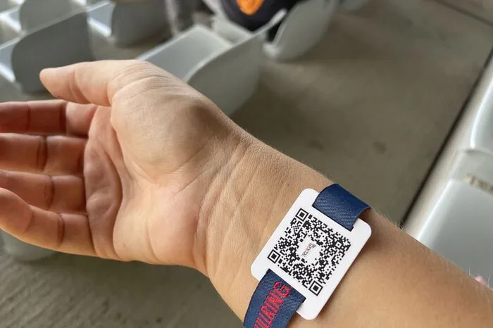 Nach dem ersten Checkpoint bekommt jeder Besucher ein Band mit QR-Code. Hier ist gespeichert, ob man die 3G erfüllt.