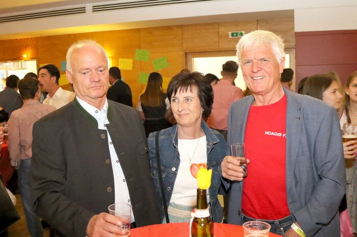 Im Partygetümmel unter anderen gesichtet: Tischlermeister Wilfried Ernst, LJ-Bezirksobmann Karl Scheiber sowie der Alt-Bürgermeister von Mölbling, Franz Rainer (rechts). 