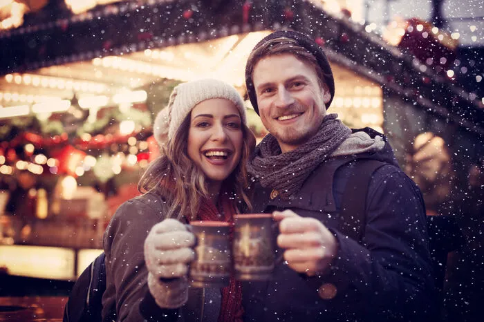 Den Weihnachtsmarkt-Besuch zu flüssig gestaltenFür viele ist Punsch auch eine Hilfestellung, um beim ersten Date ein bisschen lockerer zu sein. Zumindest, wenn er in Maßen genossen wird. Wir wissen jedoch, dass man keinesfalls zu tief ins Glas, beziehungsweise die Tasse, schauen sollte. Selbst bei Weihnachtsmärkten gibt es ja viele verlockende, alkoholfreie Alternativen: Ein warmer Tee, ein alkoholfreier Punsch oder man schlägt sich auf die kulinarische Seite. PS: Auch auf den Knoblauch beim Lángos lieber verzichten!
