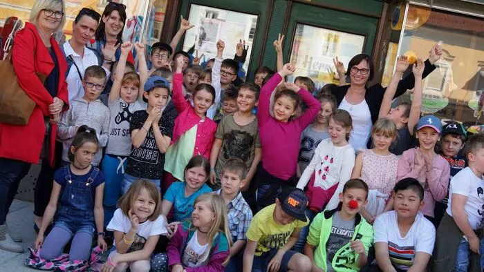 Zehn Schulklassen und drei Gruppen der schulischen Tagesbetreuung gestalten daher jeweils zu einem Buch ein Schaufenster in der Innenstadt der Bezirkshauptstadt.