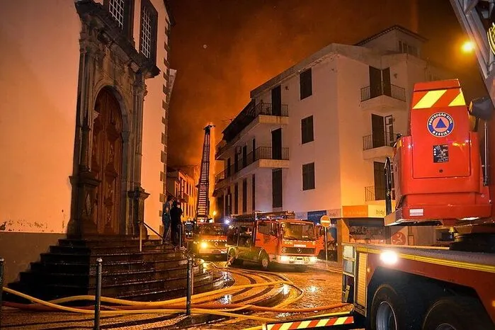 Löscheinsatz in der historischen Altstadt von Funchal