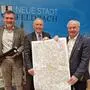 Gottfried Putz (Leiter Betriebsregion Ost Energie Steiermark), Christian Purrer (Vorstandschef Energie Steiermark) und Bürgermeister Josef Ober mit einer Karte der Zählpunkte im Großraum Feldbach