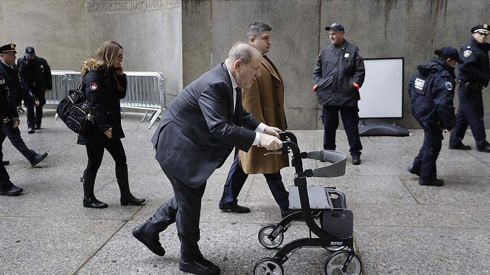 Harvey Weinstein, mit Rollator unterwegs zum Gericht