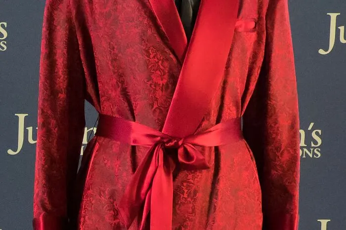 Auch ein Seiden-Schlafanzug, Hefners Reisepass, eine Lederjacke, Schmuck und andere Gegenstände kommen unter den Hammer. Der Erlös soll der Hugh-M.-Hefner-Stiftung zufließen.