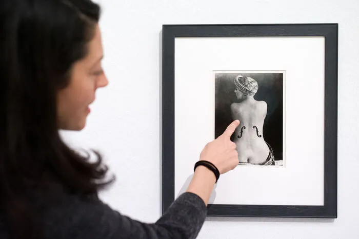 In der Mittelhalle unternimmt der Besucher nach dem Eintreten in die Schau im Schnelldurchlauf zunächst einen Streifzug durch einige der bekanntesten Fotos und trifft auf Bilder wie "Le Violon d'Ingres" aus dem Jahr 1924, auf dem der damals in Paris lebende Künstler die nackte Rückansicht von Kiki de Montparnasse nachträglich mit zwei Schalllöchern verzierte.
