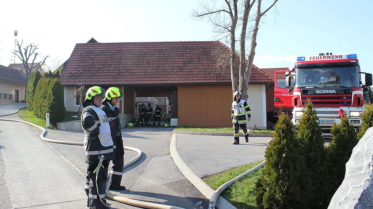 Fünf Feuerwehren sind mit acht Fahrzeugen und 50 Helfern im Einsatz